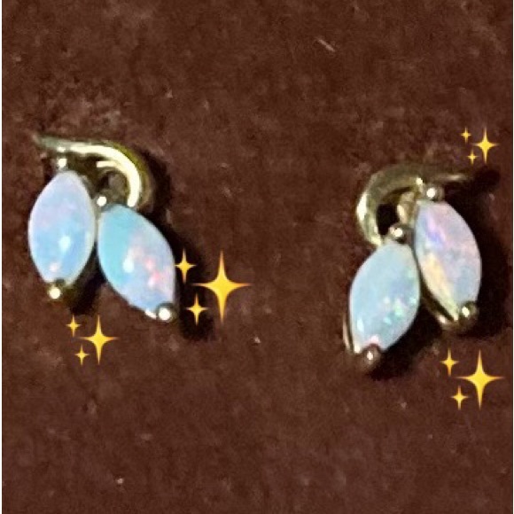 10 Karat gold post earrings with dainty little white fire opal stones - Picture 3 of 16